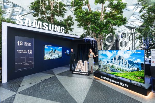 삼성전자가 싱가포르공항 '쥬얼 창이'에서 TV 신제품 체험존을 오픈했다. 사진은 삼성전자 직원과 모델이 체험존 방문객을 맞이하고 있는 모습. [사진제공=삼성전자]