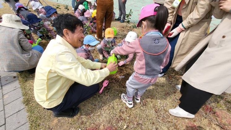 지난해 식목일 행사에서 어린이들이 나무를 심고 있다. [사진제공=국립호남권생물자원관]