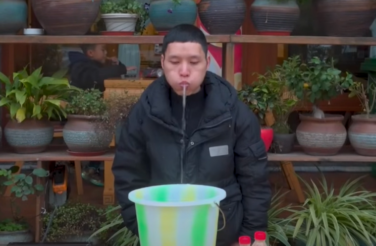 마 후이라는 중국 남성이 4리터 이상 마신 물을 다시 내뿜고 있다. [기네스 유튜브 캡처]