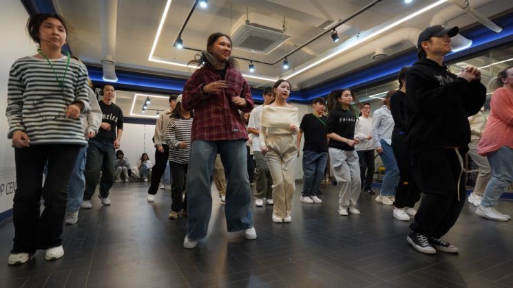 카자흐스탄 나자르바예프 영재학교(NIS) 학생들이 케이팝 댄스 클래스에 참여하고 있다. [사진제공 = 한국관광공사]