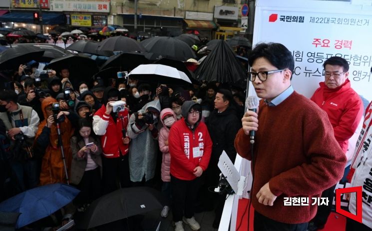 한동훈 국민의힘 총괄선거대책위원장이 29일 서울 영등포구 영진시장에서 김영주, 박용찬 후보와 함께 지지를 호소하고 있다. 사진=김현민 기자 kimhyun81@ 사진=김현민 기자 kimhyun81@