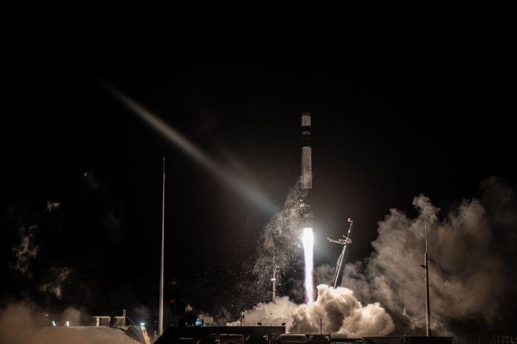 지난 3월12일, 뉴질랜드의 발사장에서 로켓랩의 로켓 '일렉트론'이 우주로 향하고 있다. 우리가 제작한 초소형 군집위성 1호기도 이 로켓을 통해 발사된다. 사진=로켓랩