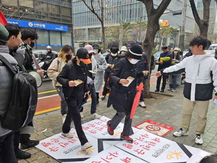 “꼼수 말고 100% 배상하라” 또 거리로 나선 홍콩ELS 피해자