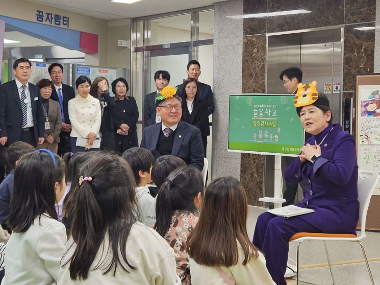 26일 오후 대구 북구 삼영초등학교에서 오석환 교육부 차관과 강은희 대구시교육감이 일일 강사로 늘봄수업을 진행하고 있다. [사진=박준이 기자]