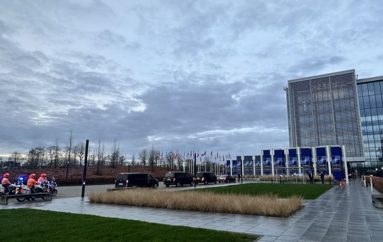 지난달 15일(현지시간) 벨기에 브뤼셀 나토(NATO) 본부에 각국 국방장관 차량이 도착하고 있다. [사진출처=연합뉴스]