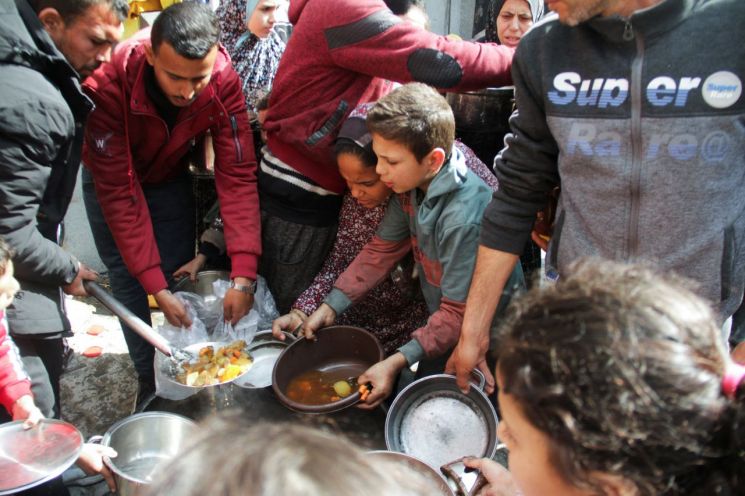 가자지구 북부 자발리야에서 주민들이 무료 음식을 받기 위해 몰려 있다. [이미지출처=연합뉴스]