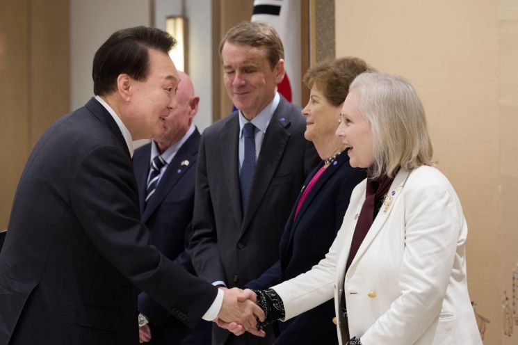 尹, 美 의회 상·하원 의원단 접견…"韓 기업에 관심" 당부 