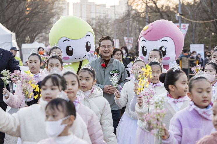 여의도 봄꽃축제 개막 퍼레이드에 참석한 최호권 영등포구청장이 어린이들과 함께 걷고 있다.