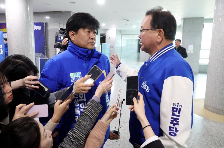 더불어민주당 김부겸 상임공동선대위원장이 17일 오전 국회 의원회관 로비에서 '노무현 비하' 논란에 휩싸인 양문석 경기 안산갑 예비후보와 대화하고 있다. [이미지출처=연합뉴스]