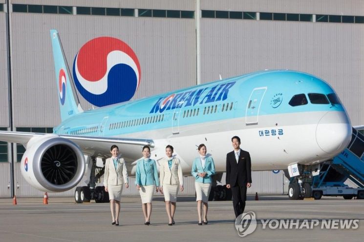 한항공 항공기와 승무원 [사진출처=대한항공]