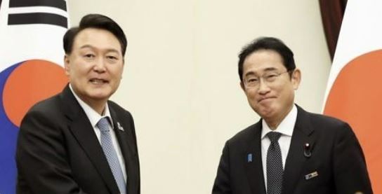 지난해 7월 북대서양조약기구(NATO·나토) 정상회의 참석차 리투아니아를 방문 중인 윤석열 대통령과 기시다 후미오 일본 총리의 모습.[이미지출처=연합늇,]