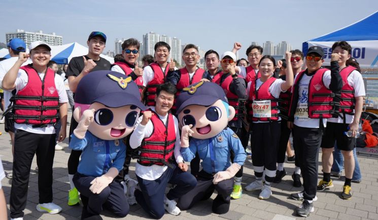 제31회 경남 창원 3.15마라톤대회에 참가한 창원해경서 직원들이 대회 종료 후 기념사진을 찍고 있다. [사진제공=창원해양경찰서]