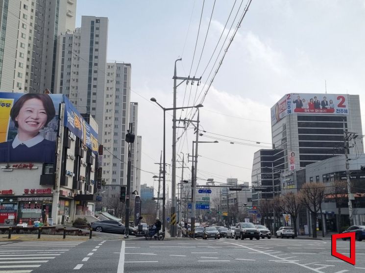 서울 동부기술교육원 인근에 위치한 진선미 후보 선거사무소와 전주혜 후보 선거사무소. /사진=오지은 기자 joy@