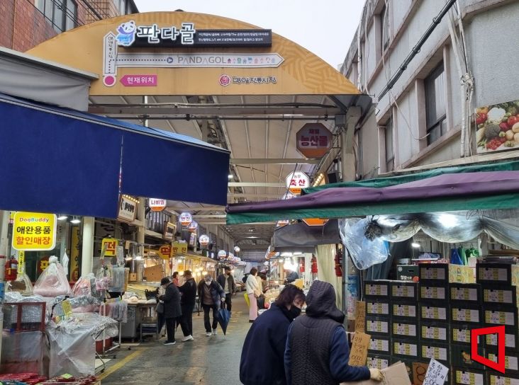 지난달 29일 서울 강동구 명일동에 위치한 명일전통시장에서 시민들이 장을 보고 있다. /사진=오지은 기자 joy@