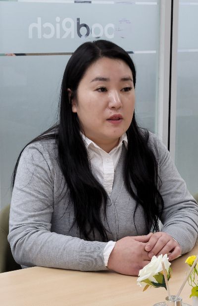 김지미(35)씨가 서울 중구에 위치한 굿리치 금융캠퍼스에서 설계사에 도전한 배경에 대해 인터뷰하고 있다.