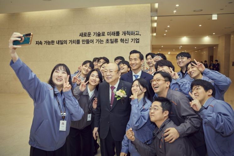 29일 김승연 한화그룹 회장이 한화에어로스페이스 대전 R&D캠퍼스에서 연구원들과 셀카를 찍고 있다. [사진제공=한화그룹]