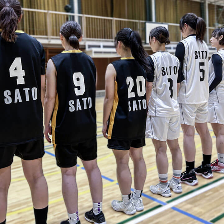 도쿄BB 여자 농구팀이 '사토'로 통일된 유니폼을 입은 모습.(사진출처=Think name 프로젝트)