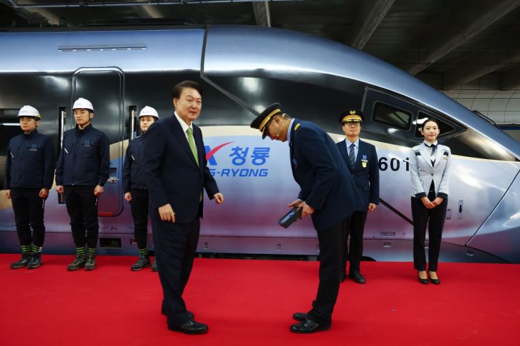 KTX 개통 20주년…차세대 고속열차 'KTX-청룡' 5월 투입