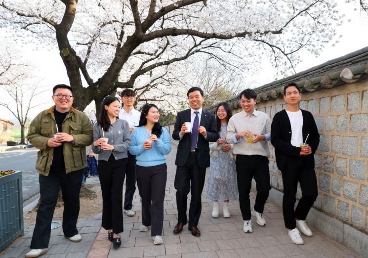 박종길 근로복지공단 이사장이 1일 커피를 마시며 MZ세대 직원들과 '수다가 있는 저녁' 소통 프로그램을 진행하고 있다.