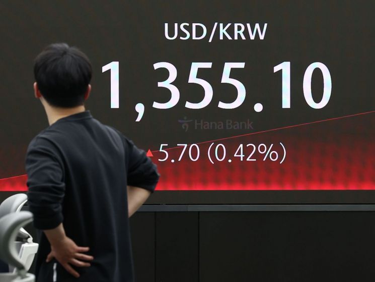 코스피가 전날보다 3.71p(0.14%) 내린 2,744.15로 시작한 2일 오전 서울 중구 하나은행 본점 딜링룸에서 딜러가 업무를 보고 있다. 이날 원/달러 환율은 5.3원 오른 1,354.7원으로, 코스닥은 0.38p(0.04%) 내린 912.07로 개장했다. 2024.4.2 [이미지출처=연합뉴스]