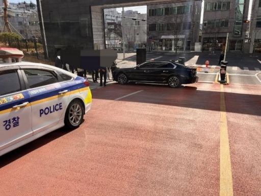 아파트 출입구를 막고 선 차량. [사진=온라인 커뮤니티 갈무리]