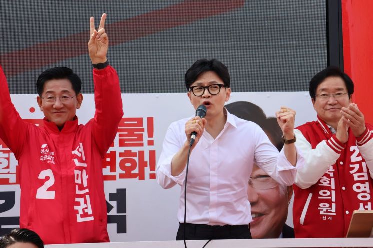 2일 국민의힘 한동훈 비상대책위원장이 아산 전만권 후보와 김영석 후보의 지원 유세에 나섰다