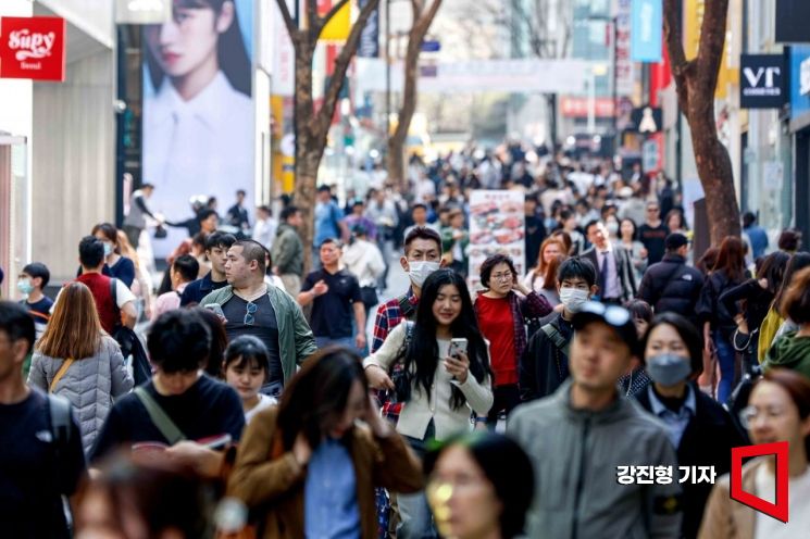 서울 중구 명동을 찾은 외국인 관광객들이 관광을 즐기고 있다. 사진=강진형 기자aymsdream@