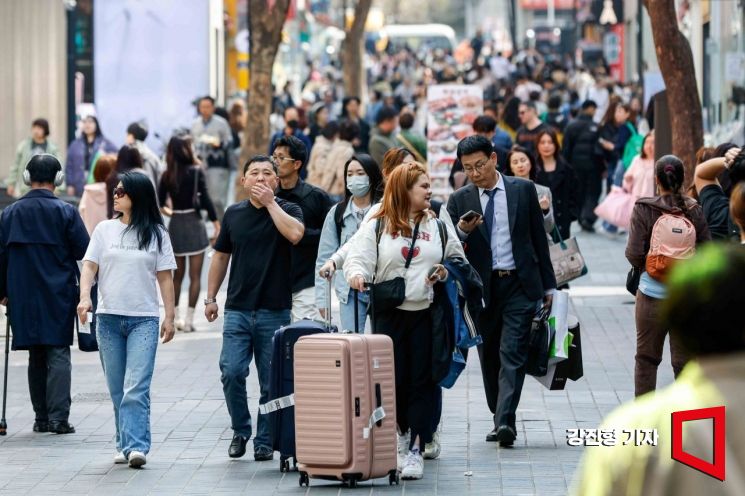 2일 서울 중구 명동을 찾은 외국인 관광객들이 관광을 즐기고 있다. 한국관광공사에 따르면 지난 2월 우리나라를 찾은 외국인 관광객이 103만244명을 기록했다. 이는 코로나19 사태 이전인 2019년 2월 대비 86% 수준이다. 같은 기간 중국과 일본의 방한 관광객도 각각 76%와 86% 수준으로 회복됐다. 여기에 미국과 대만 관광객도 각각 8.4%, 2.3% 증가했다. 사진=강진형 기자aymsdream@