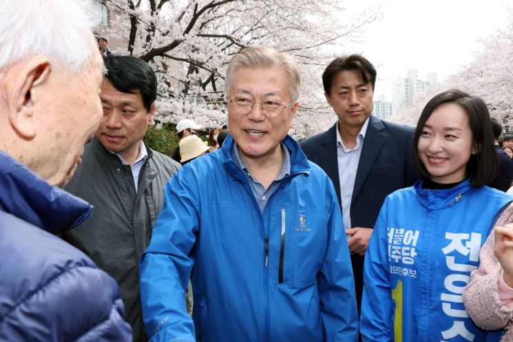 문재인 전 대통령이 2일 오후 울산 남구 삼호동 궁거랑길을 찾아 전은수 민주당 후보와 함께 시민에게 인사하고 있다. [이미지출처=연합뉴스]