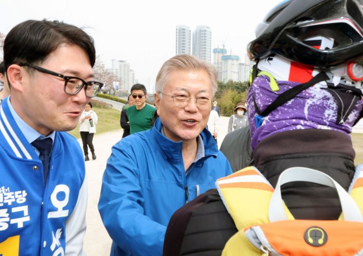 문재인 전 대통령이 2일 오후 오상택 더불어민주당 중구 후보와 함께 태화강 국가정원을 찾아 시민과 악수하고 있다 [이미지출처=연합뉴스]