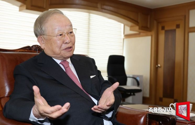 아시아경제와 인터뷰 하고 있는 손경식 한국경영자총연합회 회장. 사진=조용준 기자 jun21@