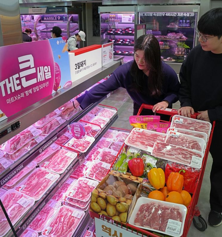 롯데마트 제타플렉스 서울역점에서 캐나다산 삼겹살을 구매하고 있는 고객의 모습. [사진제공=롯데마트]