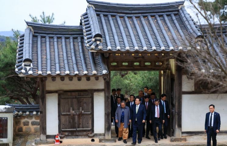 대통령이 2일 충남 논산시 노성면 소재 파평 윤씨 가문 유생들의 후학 양성 시설인 종학당을 방문하고 있다. [이미지출처=연합뉴스]