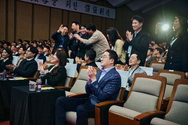 2일 경기도 이천 LG인화원에서 열린 LG 어워즈에서 구광모 LG그룹 회장이 수상팀을 축하하며 격려하고 있다.[사진제공=LG]