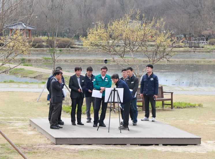 진병영 군수가 상림경관단지 조성사업 현장 점검을 하고 있다.