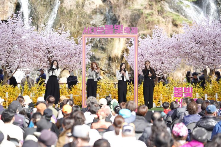 서울 서대문구는 오는 5∼7일 ‘2024 서대문 봄빛축제’ 둘째 주 행사를 연다. 사진은 지난주 공연 모습.(사진제공=서대문구청)