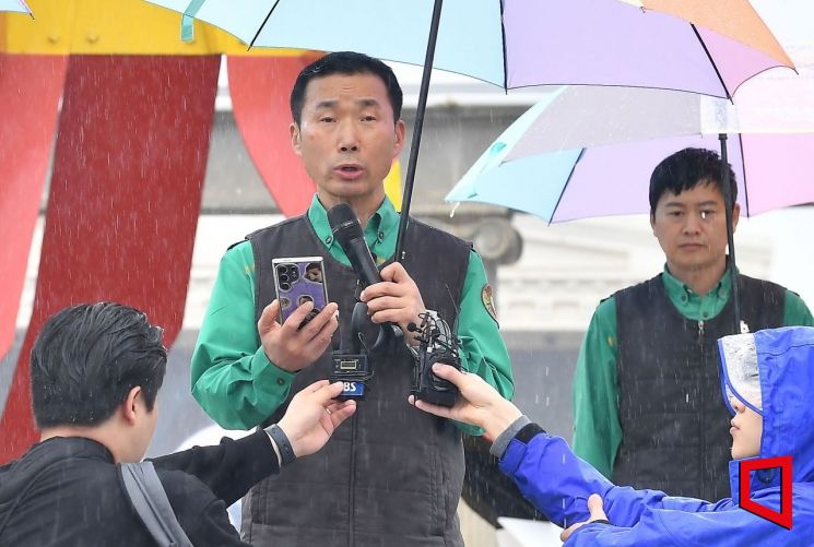 강철원 사육사와 송영관 사육사가 지난 3일 경기 용인 에버랜드에서 푸바오 팬들에게 보내는 감사 편지를 낭독하고 있다. 사진=사진공동취재단
