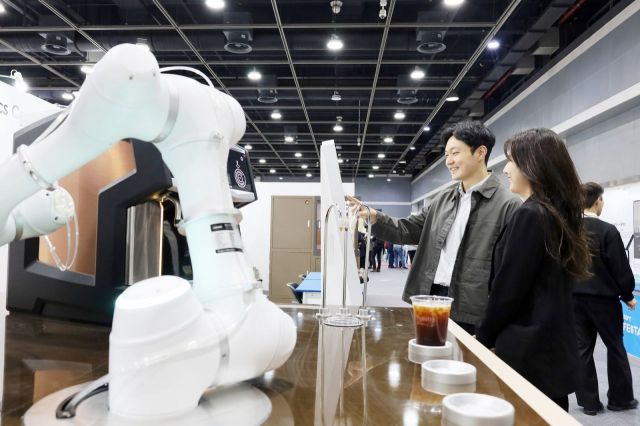삼성웰스토리가 3일 서울 서초구 양재동 aT센터에서 개최한 '2024 푸드페스타'에서 로봇 바리스타가 관람객에게 커피를 제공하고 있다.[사진제공=삼성웰스토리]