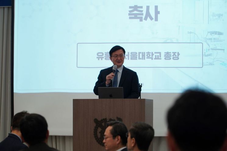 지난달 28일 서울대 교수회관에서 열린 '과학데이터혁신연구소' 개소식에서 유홍림 서울대 총장이 축사를 하고 있다.[사진제공=서울대]