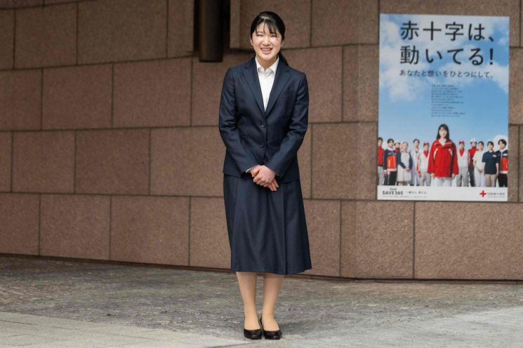 나루히토 일왕의 외동딸 아이코 공주가 1일 도쿄 미나토구에 있는 일본 적십자사에 처음 출근해 포즈를 취하고 있다. 올해 가쿠슈인 대학을 졸업한 아이코 공주는 4월부터 일본 적십자사에서 청소년 자원봉사 담당으로 일한다. [사진출처=AFP ·연합뉴스]
