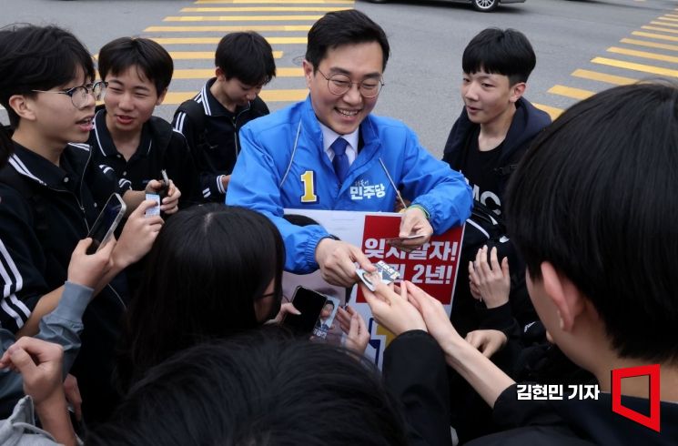 제22대 총선 서울 동대문구 을에 출마한 장경태 더불어민주당 후보가 3일 동대문중학교 인근에서 선거 유세를 하고 있다. 사진=김현민 기자 kimhyun81@