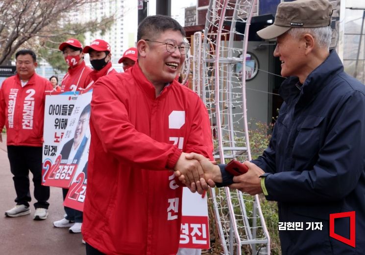 제22대 총선 서울 동대문구 을에 출마한 김경진 국민의힘 후보가 3일 장안평제방길에서 선거 유세를 하고 있다. 사진=김현민 기자 kimhyun81@