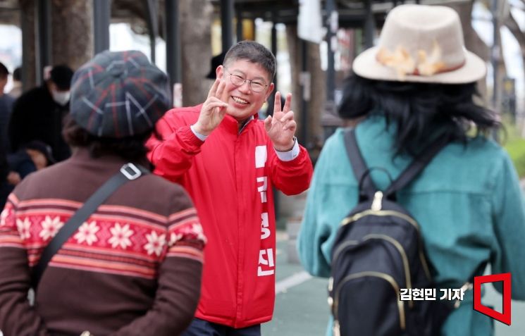 제22대 총선 서울 동대문구 을에 출마한 김경진 국민의힘 후보가 3일 장안평제방길에서 선거 유세를 하고 있다. 사진=김현민 기자 kimhyun81@