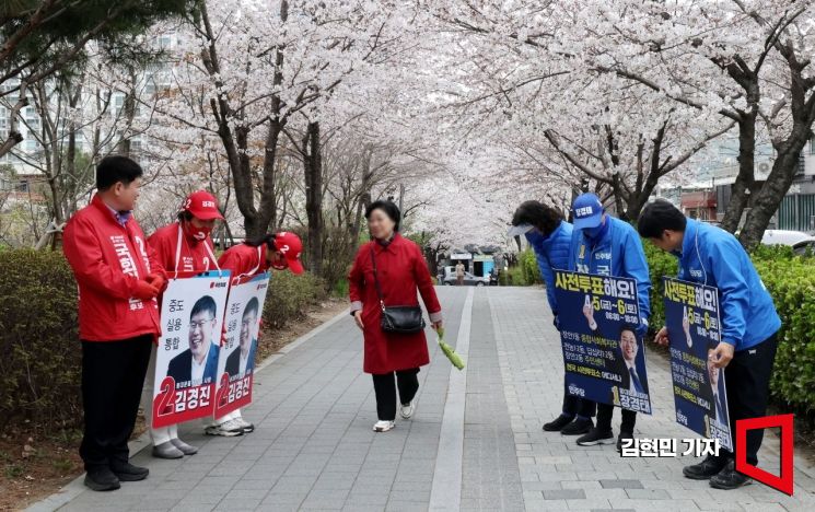 3일 서울 동대문구 전농동에서 더불어민주당과 국민의힘 선거운동원들이 유세를 하고 있다. 사진=김현민 기자 kimhyun81@