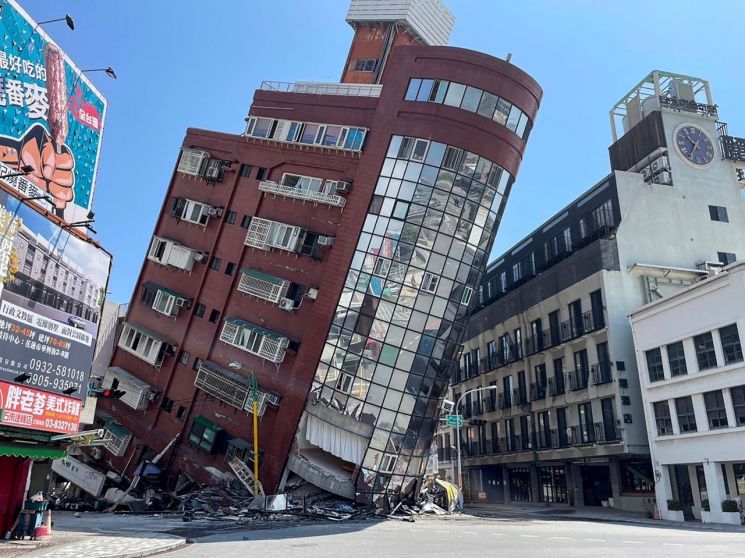 대만 강진에 심하게 기울어진 건물.[이미지출처=연합뉴스]