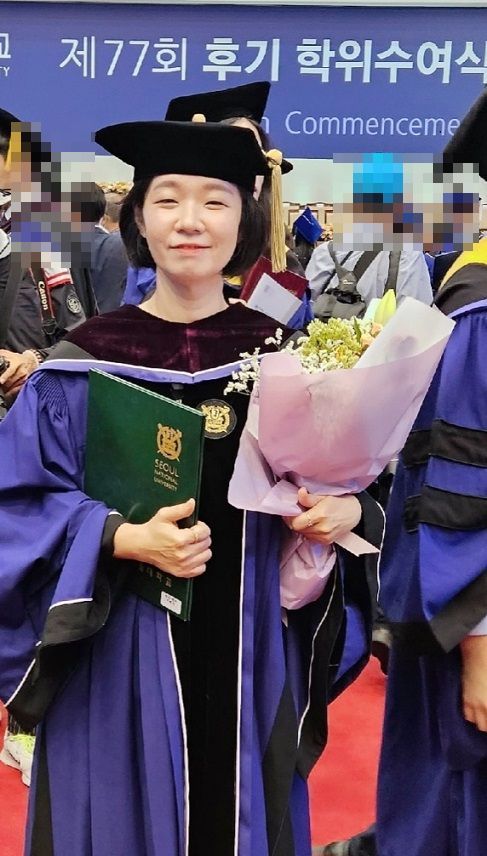 신혜진 부장검사는 2023년 8월 29일 서울대학교 제77회 후기 학위수여식에서 박사학위(형사법)를 수여받았다.