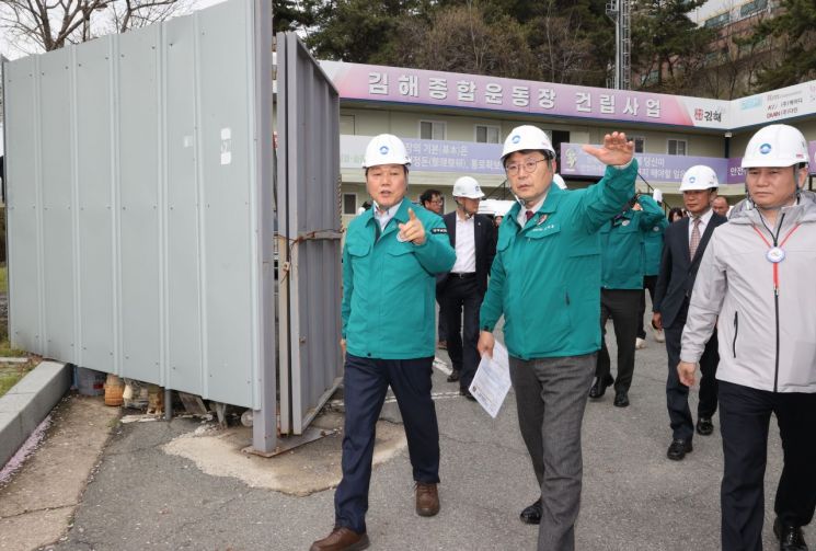 박완수 경남도지사(왼쪽)가 홍태용 김해시장과 함께 전국체전 및 전국장애인체전 주 경기장인 김해종합운동장 건립 현장을 살펴보고 있다. [사진제공=경남도청]