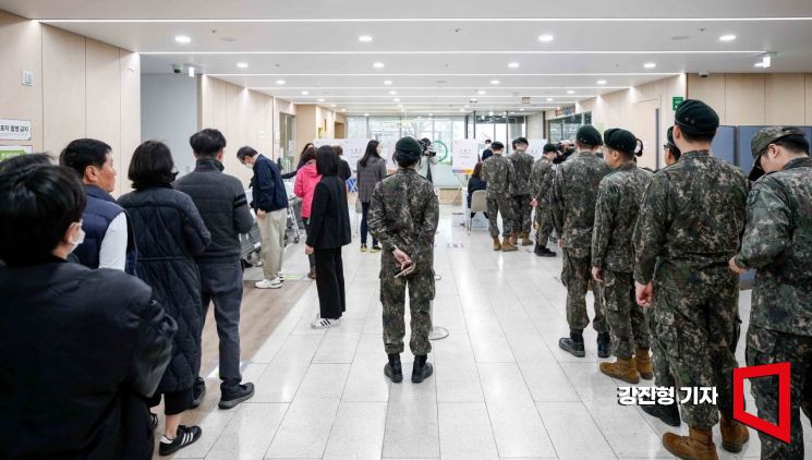 [포토] 22대 총선 사전 투표 나선 국군장병들