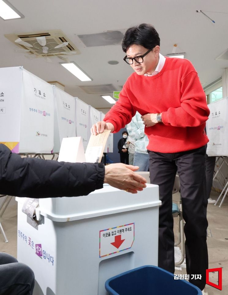 [포토] 한동훈, 신촌서 사전투표…"저희는 지켜야 할 범죄자 없다"