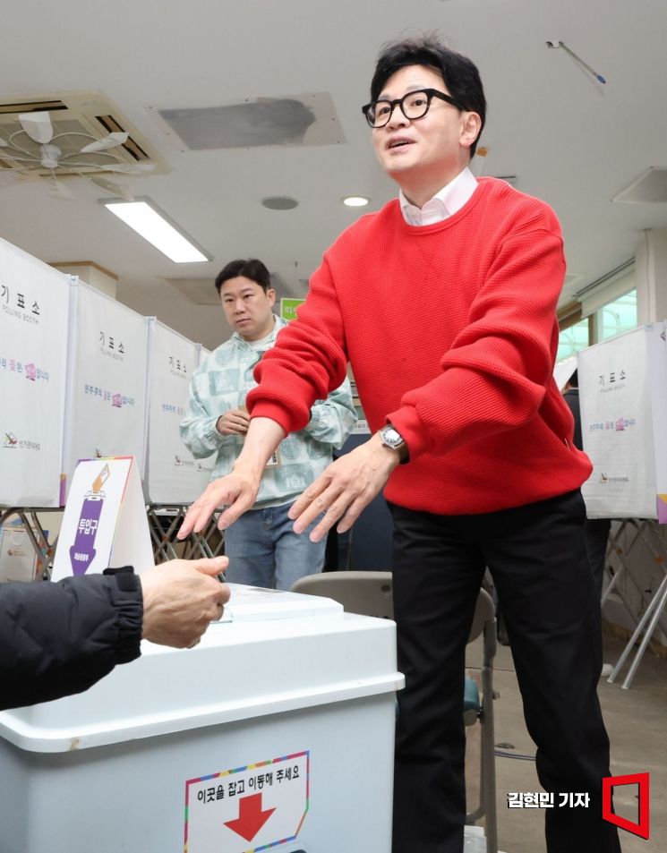 [포토] 22대 총선 사전투표 하는 한동훈 위원장